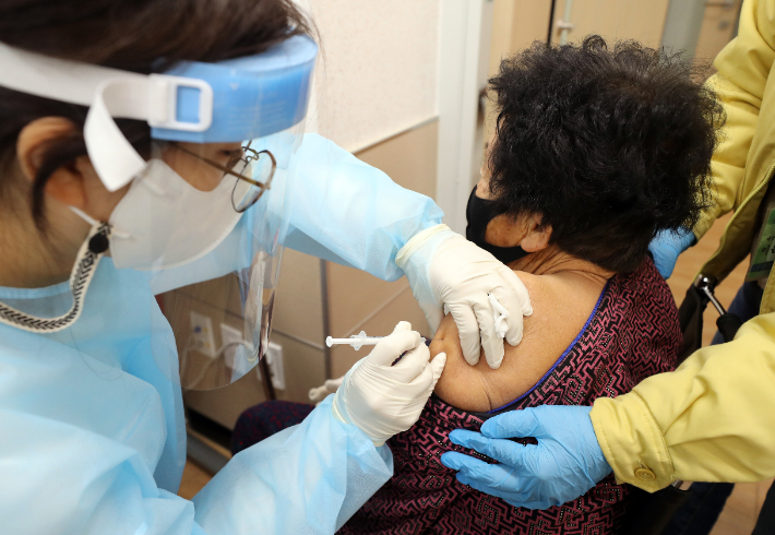 사진은 24일 오전 곡성군 의료원의 임시 백신접종센터에서 코로나19 백신 3차를 접종받는 어르신의 모습. 연합뉴스