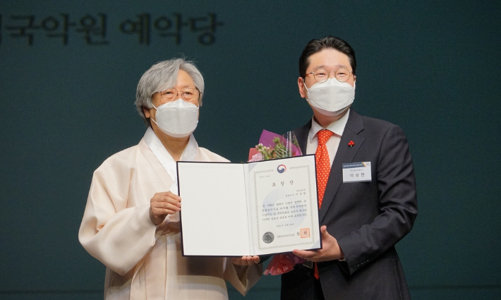 김영운 국립국악원장(왼쪽)과 이상현 대한하키협회장. 대한하키협회 