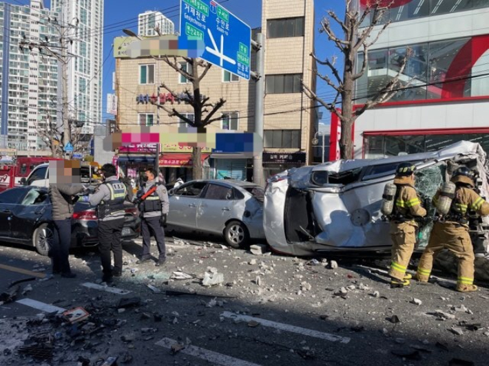 부산의 한 대형마트 주차장에서 택시 한 대가 떨어져 도로를 뎦쳤다. 이 사고로 8명이 중경상을 입었다. 부산경찰청 제공