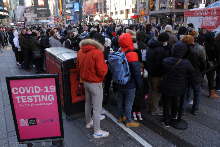 26일(현지시간) 미국 뉴욕 맨해튼의 타임스스퀘어에서 시민들이 코로나19 검사를 받기 위해 줄지어 서 있는 모습. 연합뉴스