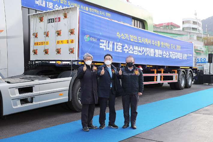 30일 수소출하행사에 참석한 허성무 창원시장(가운데), 백정한 창원산업진흥원장(오른쪽), 김방희 제이엔케이히터 대표이사. 창원시 제공