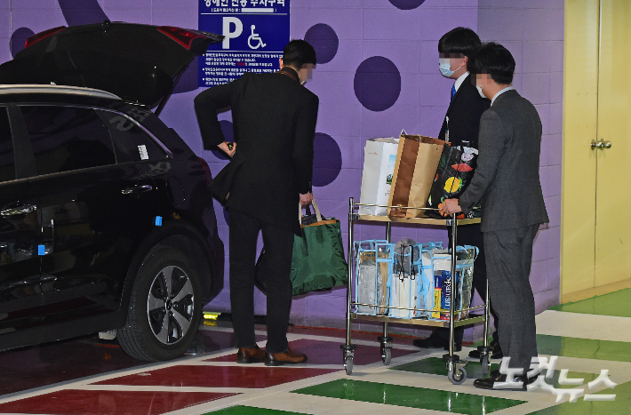서울 서초구 서울성모병원에서 법무부 관계자들이 박근혜 전 대통령의 소지품을 옮기는 모습. 황진환 기자