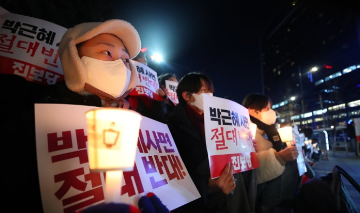 지난 30일 오후 서울 청계광장 인근에서 열린 박근혜 전 대통령 사면 반대 시민발언대 행사에 참가한 시민들이 촛불을 들고 있다. 연합뉴스