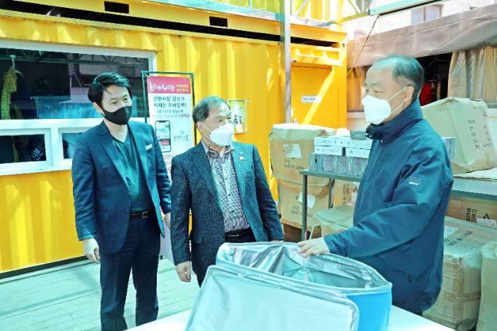 조봉환 이사장(오른쪽) 산본시장 온라인장보기 배송서비스를 점검하고 있는 모습. 소상공인시장진흥공단 제공 