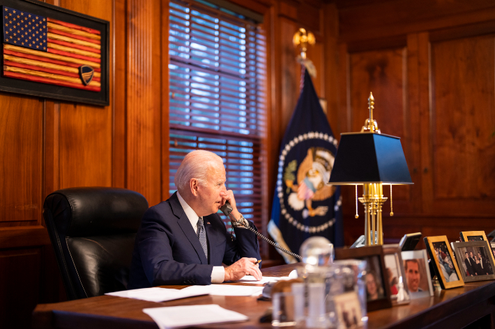 조 바이든 미국 대통령이 30일(현지시간) 델라웨어주 윌밍턴의 사저에서 블라디미르 푸틴 러시아 대통령과 전화로 회담하고 있다. 미국 백악관 제공