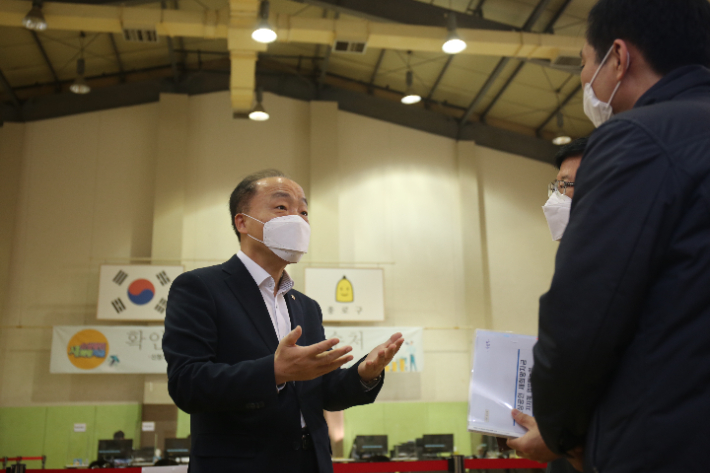 새희망자금 현장접수처를 방문한 조봉환 이사장. 소상공인시장진흥공단 제공