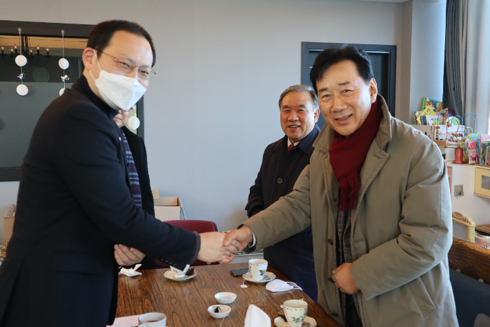 이 자리에서 포항노회장 남의도 목사(우)는 센터장 김정주 대표(좌)에게 후원금을 전달했다.