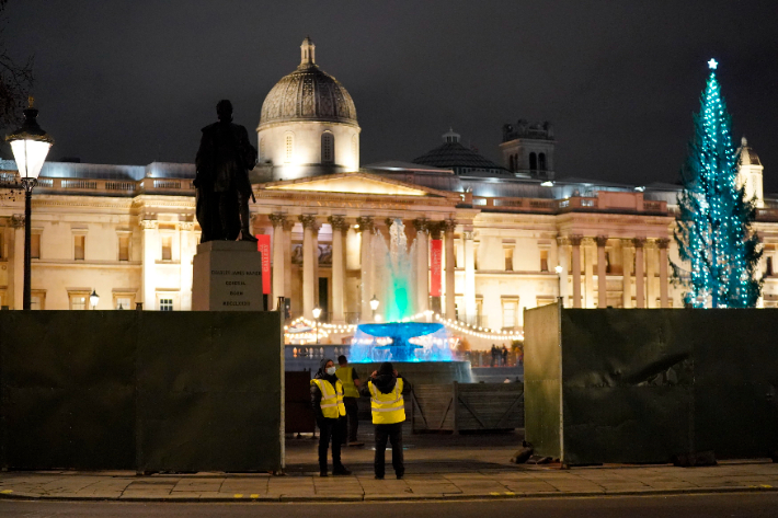 30일(현지시간) 영국 런던 트래펄가 광장에 보안요원이 서 있다. 연합뉴스
