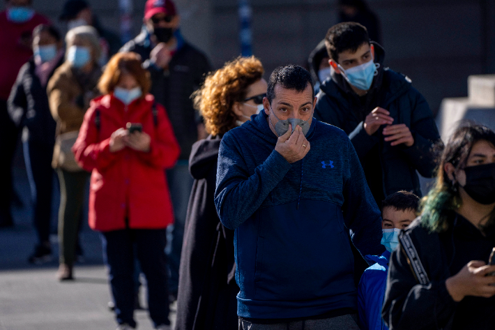 스페인 시민들이 코로나19 검사를 기다리고 있다. 연합뉴스