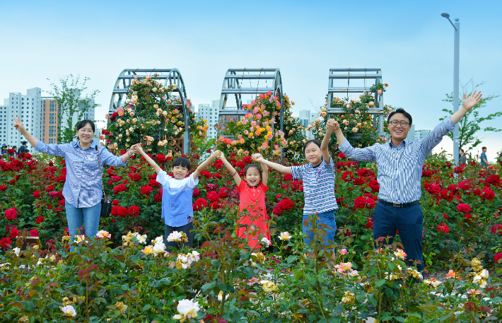 웅천 이순신공원, 여수시 다자녀 가정의 행복한 모습. 여수시 제공