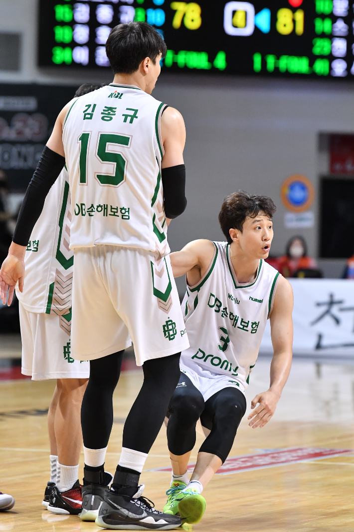 원주 DB 김종규와 허웅. KBL 제공