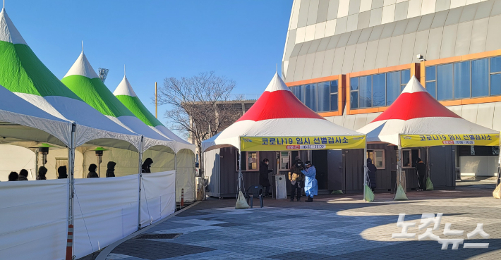 코로나19 임시선별검사소에서 시민들이 검체를 기다리고 있다. 박정노 기자