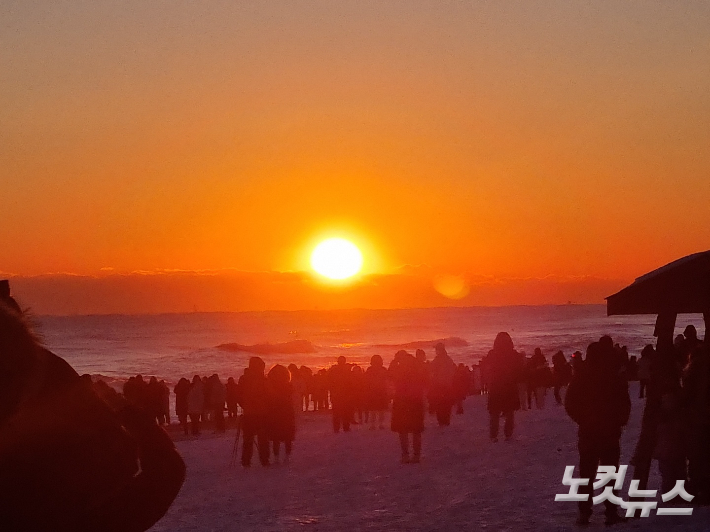 새해 첫날인 1일 오전 강원 강릉시 경포해변에서 바라본 수평선 위로 붉은 태양이 힘차게 떠오르고 있다. 전영래 기자
