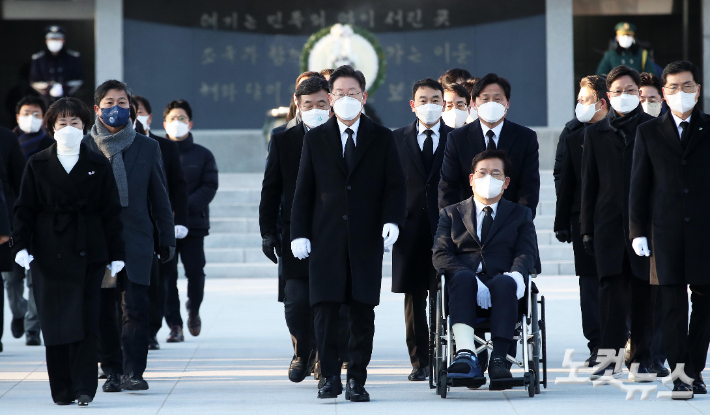 이재명 더불어민주당 대선 후보가 임인년(壬寅年) 새해 첫날인 1일 오전 서울 동작구 국립서울현충원을 참배하고 있다. 박종민 기자