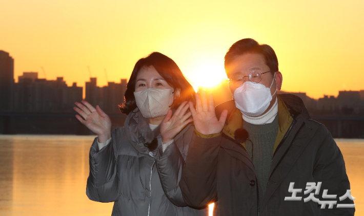 이재명 더불어민주당 대선 후보와 부인 김혜경 씨가 임인년(壬寅年) 첫날인 1일 오전 서울 용산구 노들섬에서 열린 '2022 글로벌 해돋이 : 지구 한 바퀴' 새해 온라인 해맞이 행사에 참석해 신년 인사를 하고 있다. 박종민 기자