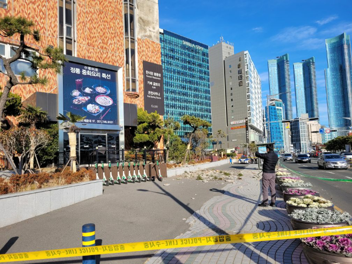1일 부산 해운대구 글로리콘도 외벽이 무너져 인도로 쏟아진 모습. 부산경찰청 제공
