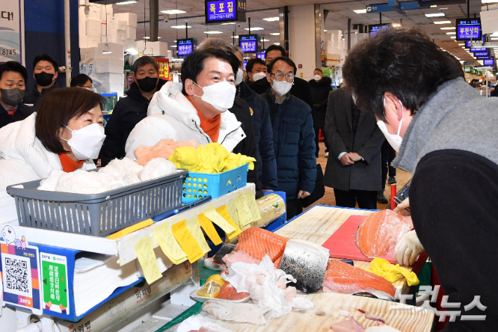 안철수 국민의당 대선후보와 부인 김미경 서울대 교수가 1일 새해를 맞아 서울 노량진수산시장을 방문, 장을 보고 있다. 박종민 기자