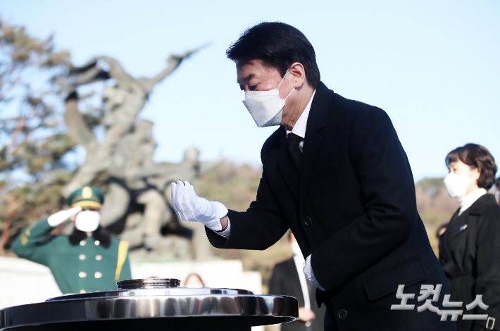 안철수 국민의당 대선 후보가 임인년(壬寅年) 새해 첫날인 1일 오전 서울 동작구 국립서울현충원을 참배하며 현충탑에 분향하고 있다. 박종민 기자