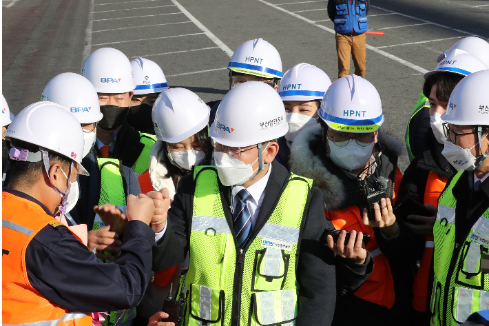 1일 부산신항 첫 출항 앞둔 선박 선원을 격려하는 이재명 대선후보. 연합뉴스