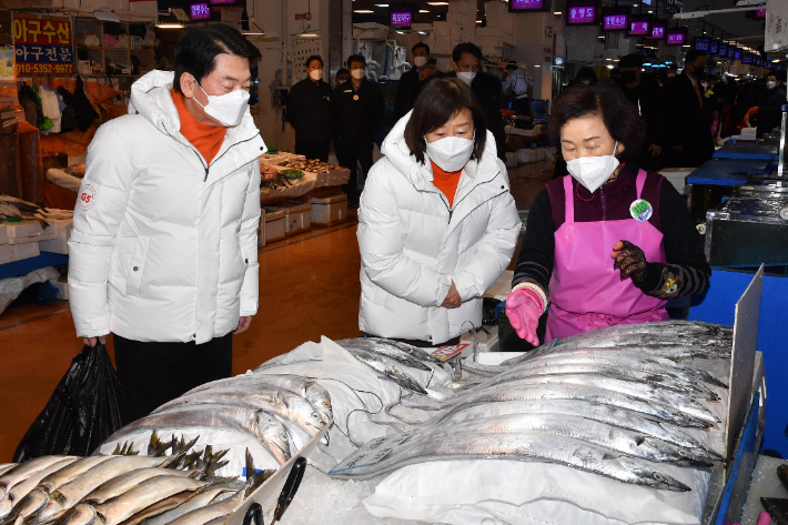 안철수 국민의당 대선후보와 부인 김미경 서울대 교수가 1일 새해를 맞아 서울 노량진수산시장을 방문, 장을 보고 있다. 박종민 기자