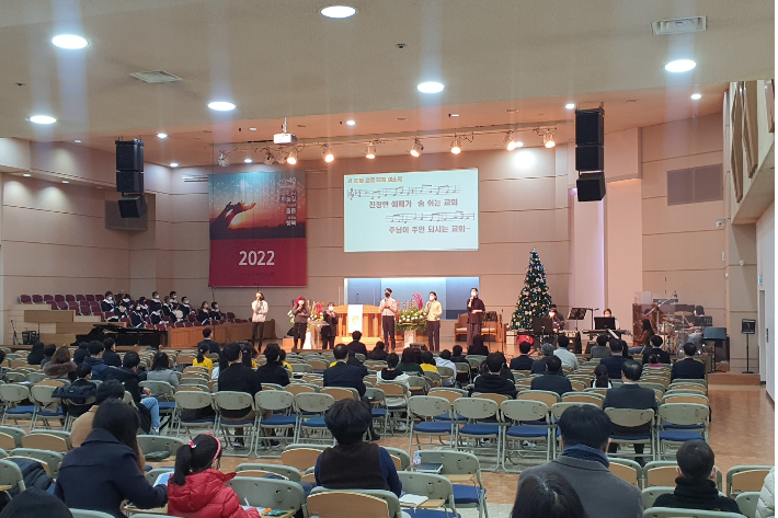 서울 세신교회의 신년주일 예배. 세신교회는 '평생 하늘길, 사랑의 돌봄, 샘솟는 행복'을 표어로 삼았다.