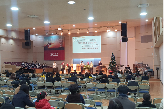 서울 세신교회의 신년주일 예배. 세신교회는 '평생 하늘길, 사랑의 돌봄, 샘솟는 행복'을 표어로 삼았다.