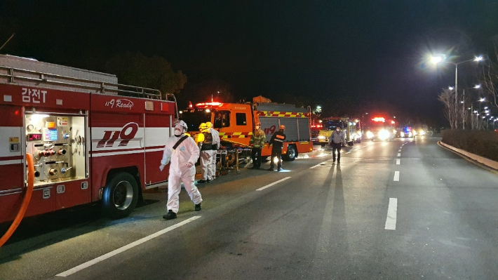 부산에서 달리던 승용차가 주차된 화물차를 들이받아 운전자가 크게 다쳤다. 부산경찰청 제공