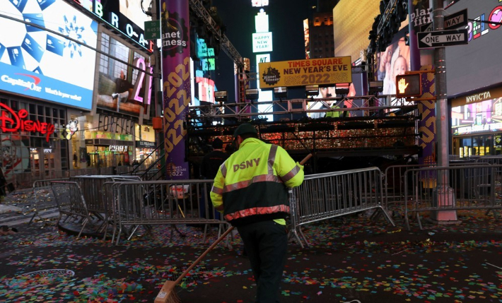 미국 뉴욕 타임스스퀘어 신년행사가 끝난 뒤 뉴욕 위생국(DSNY) 직원이 색종이를 치우고 있다. 연합뉴스