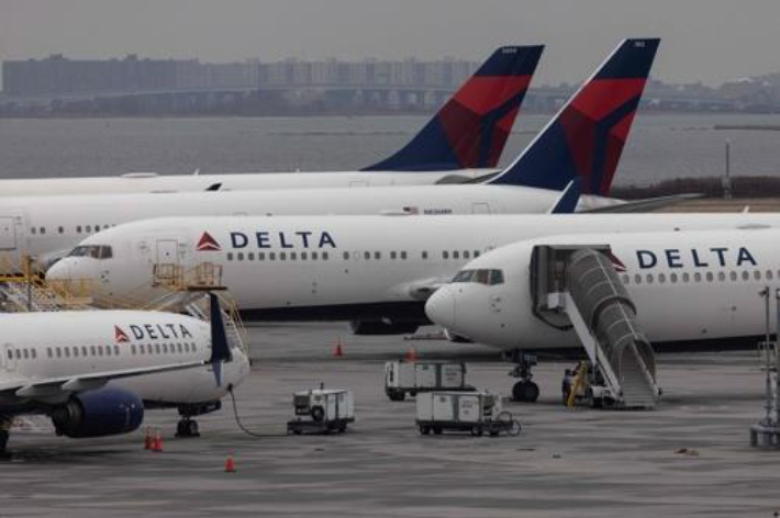 크리스마스이브인 지난해 24일(현지시간) 미국 뉴욕 존 F. 케네디 국제공항에 델타항공 항공기들이 서 있다. 연합뉴스