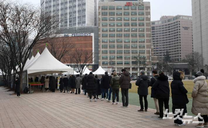 서울 중구 서울시청 코로나19 선별진료소에서 시민들이 검사를 받기 위해 줄 서 있다. 이한형 기자