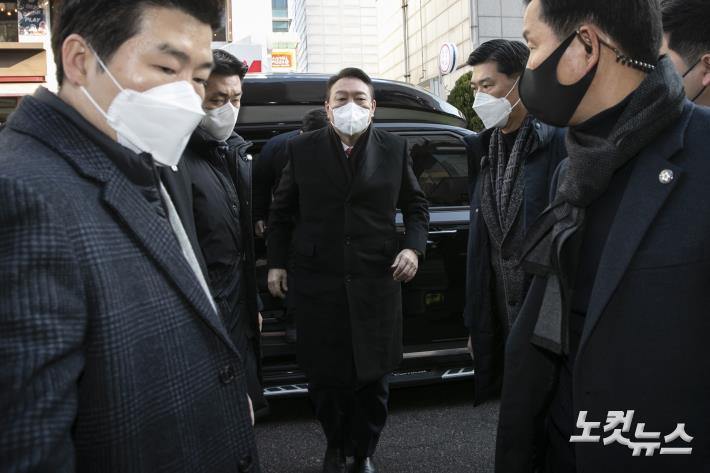 윤석열 국민의힘 대선후보가 3일 오전 갑작스럽게 이후 일정을 취소하고 서울 영등포구 국민의힘 당사로 들어오고있다.