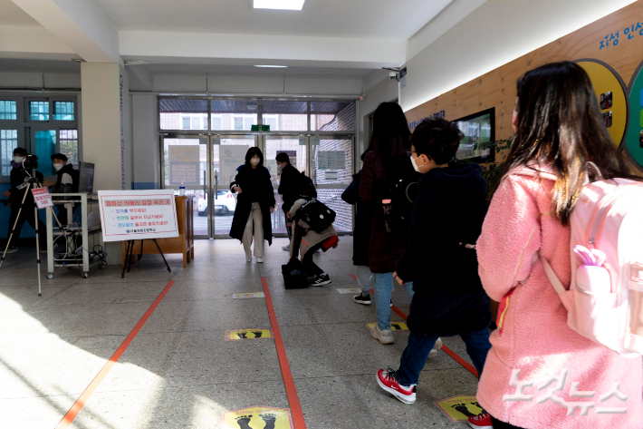 서울 도봉구 창동 창원초등학교에서 학생들이 등교하고 있다. 사진공동취재단