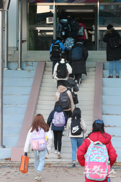 서울 용산구 금양초등교에서 학생들이 등교하고 있다. 사진공동취재단