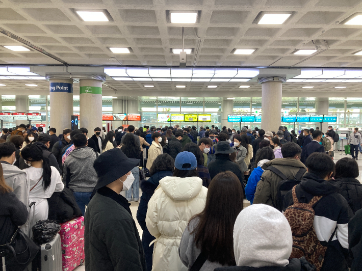 제주공항 관광객들. 이인 기자