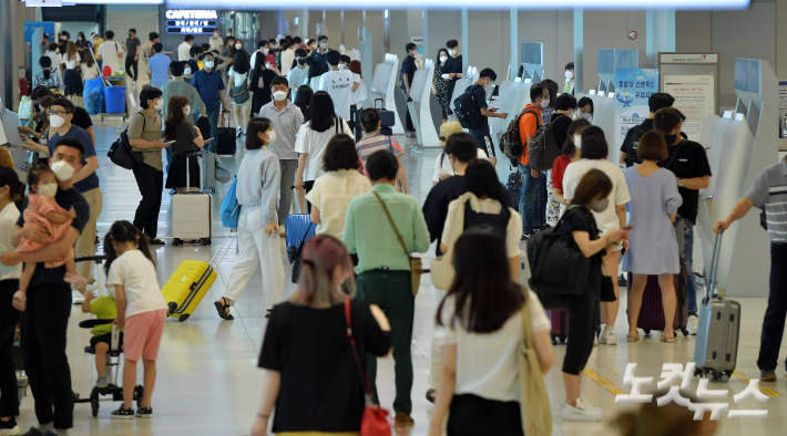 서울 김포공항 국내선 청사에서 여행객들이 탑승수속을 하고 있다. 박종민 기자