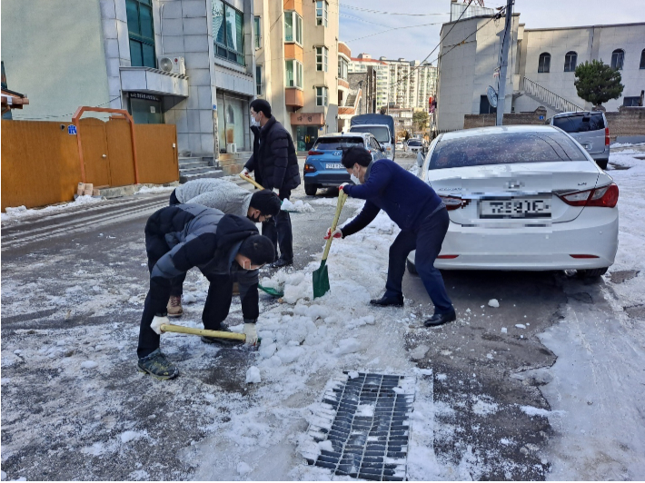 3일 오전 빙판길 제거에 나선 동해시청 공무원들. 동해시 제공