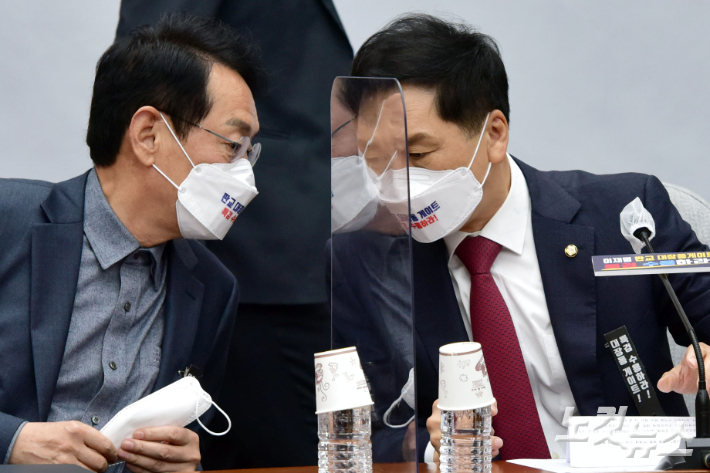 국민의힘 김기현 원내대표(오른쪽)와 김도읍 정책위의장. 윤창원 기자