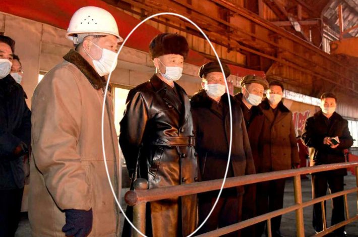 북한 김정은 국무위원장의 최측근만이 입을 수 있다고 평가되는 '김정은 가죽코트'를 입고 등장한 김덕훈 내각 총리. 뉴스1 제공