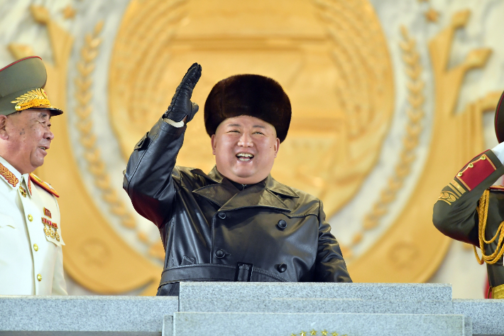 지난해 1월 8차 당 대회 기념 열병식에 참석한 북한 김정은 국무위원장. 뉴스1 제공