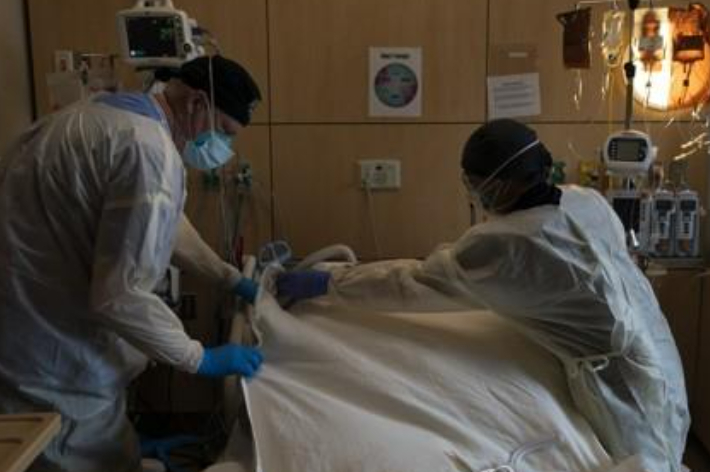 코로나19 환자를 돌보는 병원 의료진. 연합뉴스