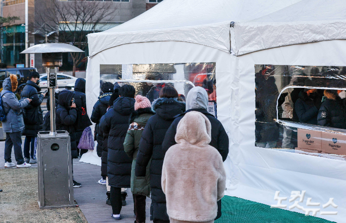 서울 송파구보건소에 마련된 코로나19 선별검사소를 찾은 시민들이 검사를 받기 위해 줄을 서 있다. 박종민 기자
