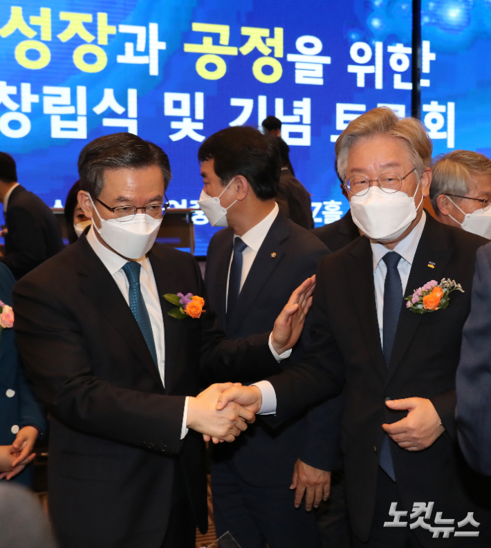 이재명 더불어민주당 대선후보(오른쪽)와 정성호 의원. 박종민 기자