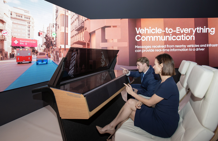 CES 2022가 열리는 미국 라스베이거스 컨벤션 센터의 삼성전자 전시관에서 삼성전자 모델이 AR 기반의 미래 차량 운전 경험을 체험하고 있다. 삼성전자 제공