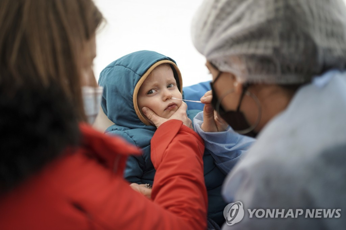 프랑스 리옹 외곽 지역에서 4일(현지시간) 1살 난 아기가 코로나19 검사를 받고 있다. 연합뉴스