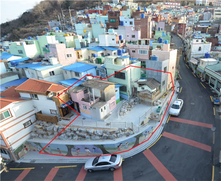 부산시가 유네스코 세계유산 등재를 추진하고 있는 피란수도 부산의 유산 중 하나인 '부산 아미동 비석마을 피란민 주거지'를 부산시의 첫 번째 등록문화재로 등록했다. 부산 서구 아미동 비석마을 부산시청 제공 