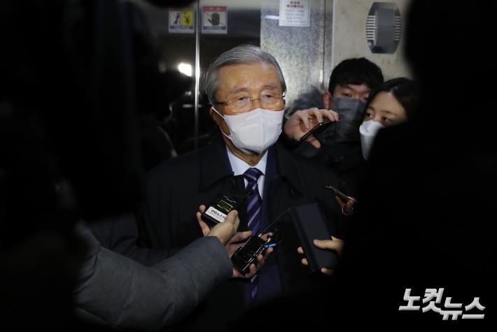 취재진 질문에 답하는 김종인 위원장