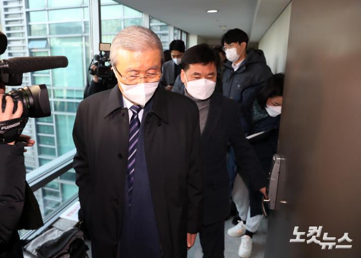 사무실 들어서는 김종인 위원장