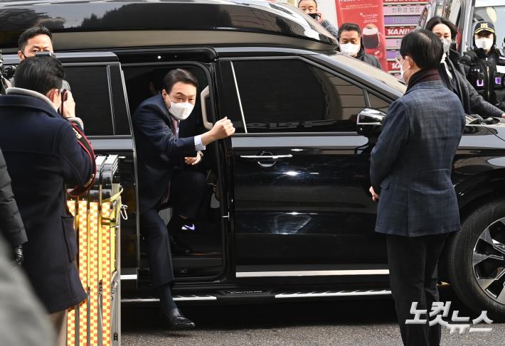 윤석열 국민의힘 대통령 후보가 5일 오전 쇄신안을 발표하기 위해 여의도 당사로 들어서고 있다.