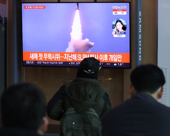 5일 오전 서울역에서 시민들이 북한 발사체 관련 뉴스를 지켜보고 있다. 연합뉴스