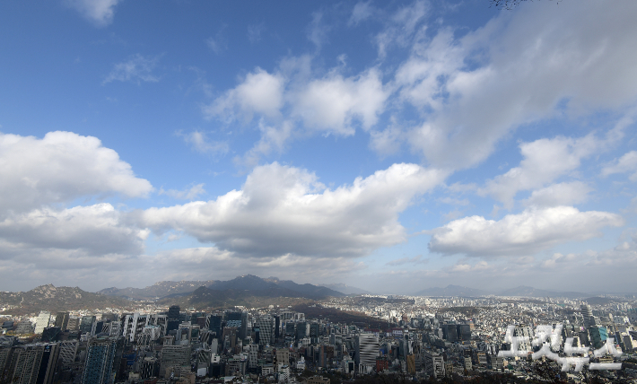 서울 남산서울타워에서 바라본 하늘이 푸르다. 이한형 기자